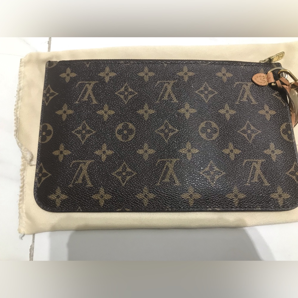 Louis Vuitton neverfull MM pouch